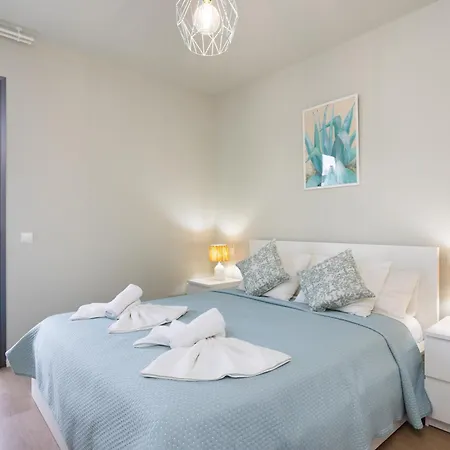 Home2book Cozy & Modern Apt, Pool & Terrace Apartment